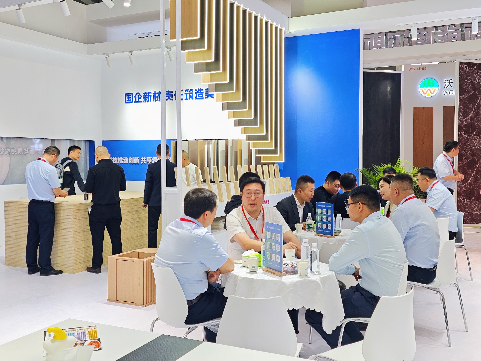 展会交谈.jpg